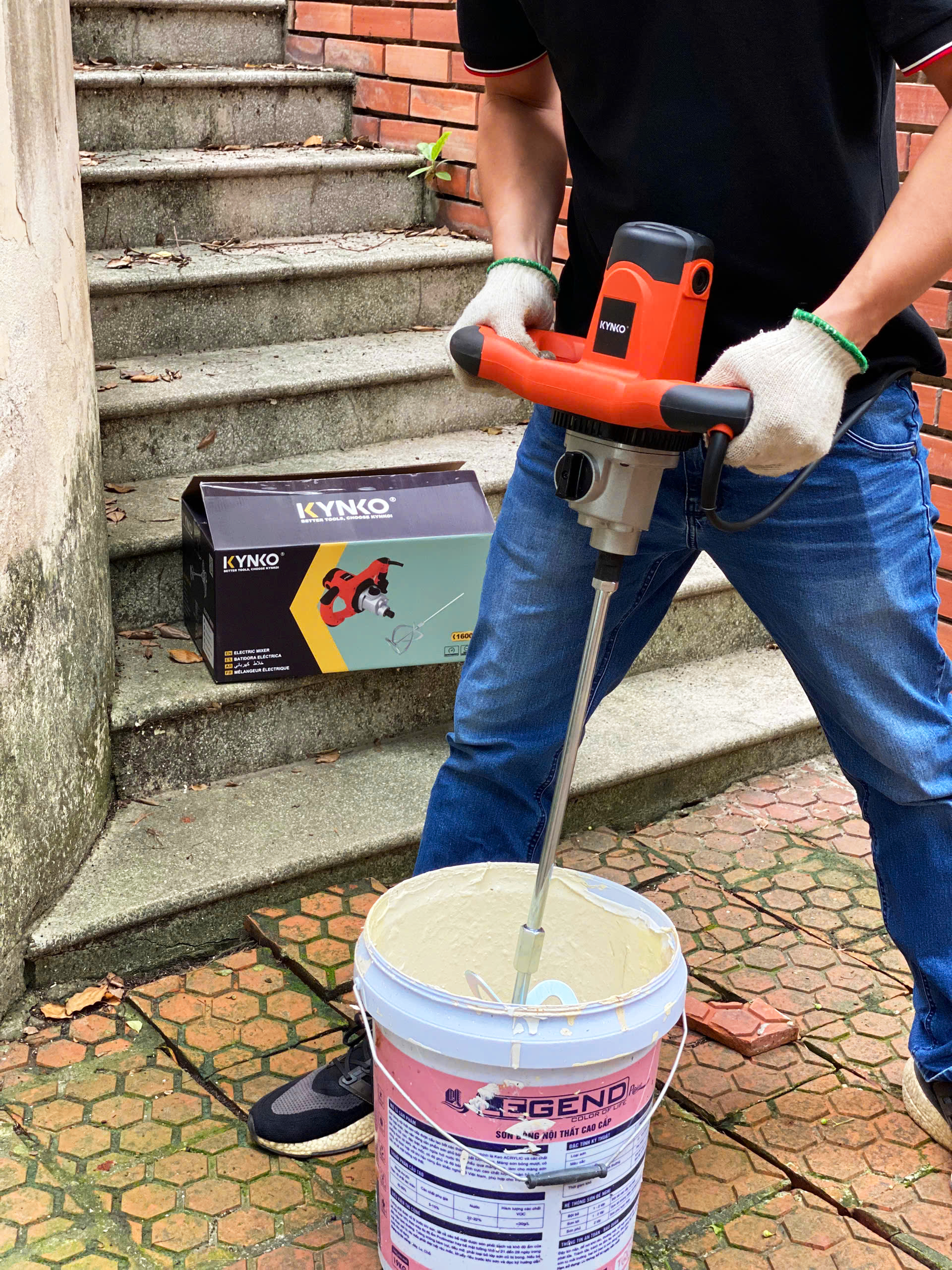 Máy khuấy sơn chuyên dụng cầm tay chính hãng Kynko KD61 - 140