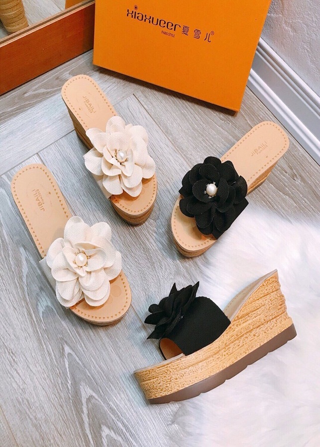 Giày đế xuồng đính hoa hạt ngọc