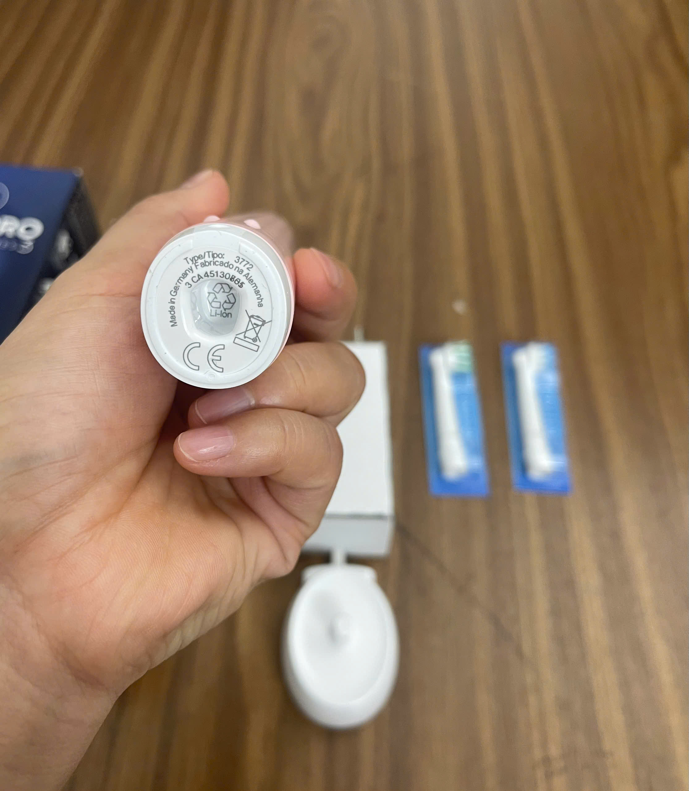 BÀN CHẢI ĐÁNH RĂNG ORAL B PRO SERIES 3 MÀU HỒNG KÈM 2 ĐẦU BÀN CHẢI Hàng chính hãng