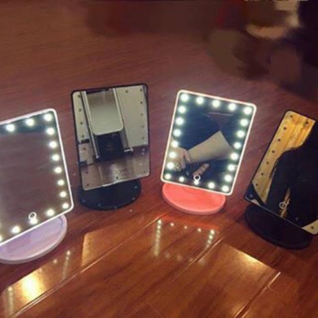 Gương trang điểm có đèn led cảm ứng xoay 360 độ