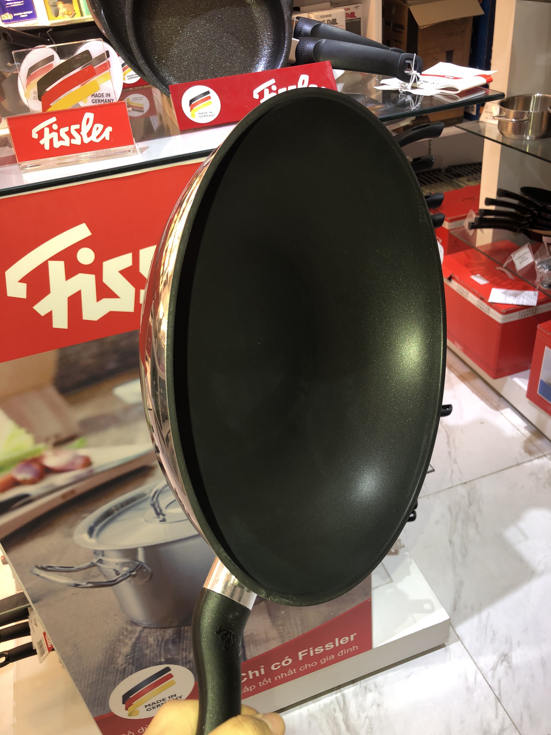 Chảo đáy sâu / sâu lòng chống dính Fissler Cenit Wok 32cm - Sản xuất tại Ý - Hàng chính hãng