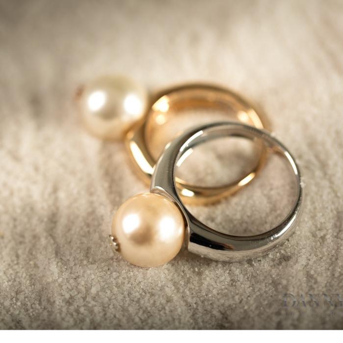Hạt Ngọc Ốc Xỏ lỗ sẵn Màu trắng 4mm - 6mm Dùng Làm Nhẫn, Dây Chuyền, Bông tai - Danny Jewelry