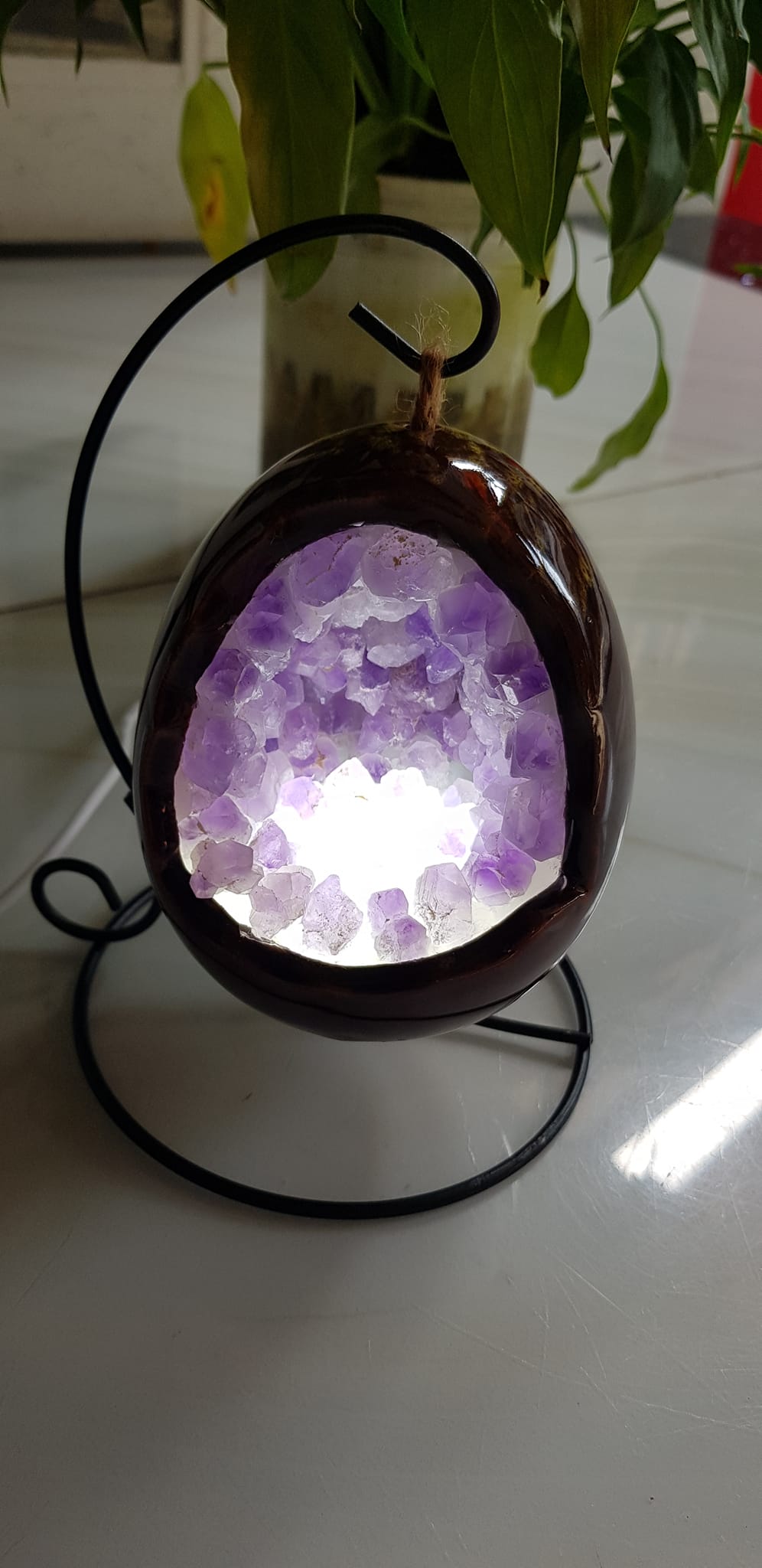 Miếng thạch anh tím tự nhiên hốc sâu có đế kiểu có đèn điện công dụng hút tài lộc Size cả chân Cao 16cm đk 12cm miếng tím cao 10cm x đk 8cm Anh Chị để bàn trang trí nhà bàn thờ Thần Tài và treo trong phòng làm đèn ngủ may mắn màu tím thật sự rất tốt đẹp ạ