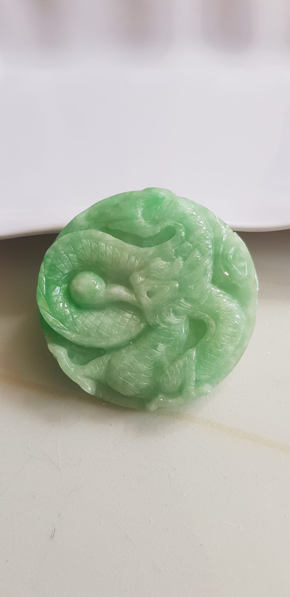 Mặt dây chuyền Nam to trạm rồng lượn nổi nhả ngọc đá ngọc cẩm thạch tự nhiên Size tròn to đường kính 53mm x dầy 6mm Màu xanh Ngọc Tươi bóng đẹp lắm luôn nam bọc vàng đeo với dây chuyền của mình thiệt đẹp lắm luôn nha ạ