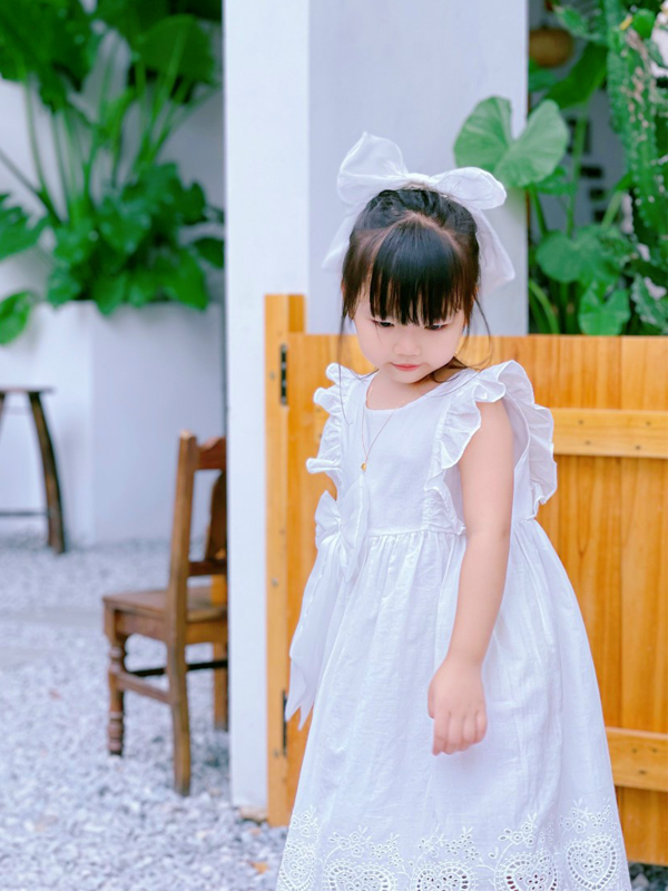 Đâm Xòe Trắng Cho Bé Gái Đính Nơ