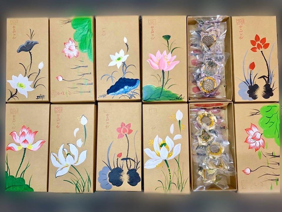 Trà sen Mộc Truly Hue's, hoa sen khô, trà hoa sen giúp giảm căng thẳng, giải nhiệt, hộp vẽ tay gồm 5 bông
