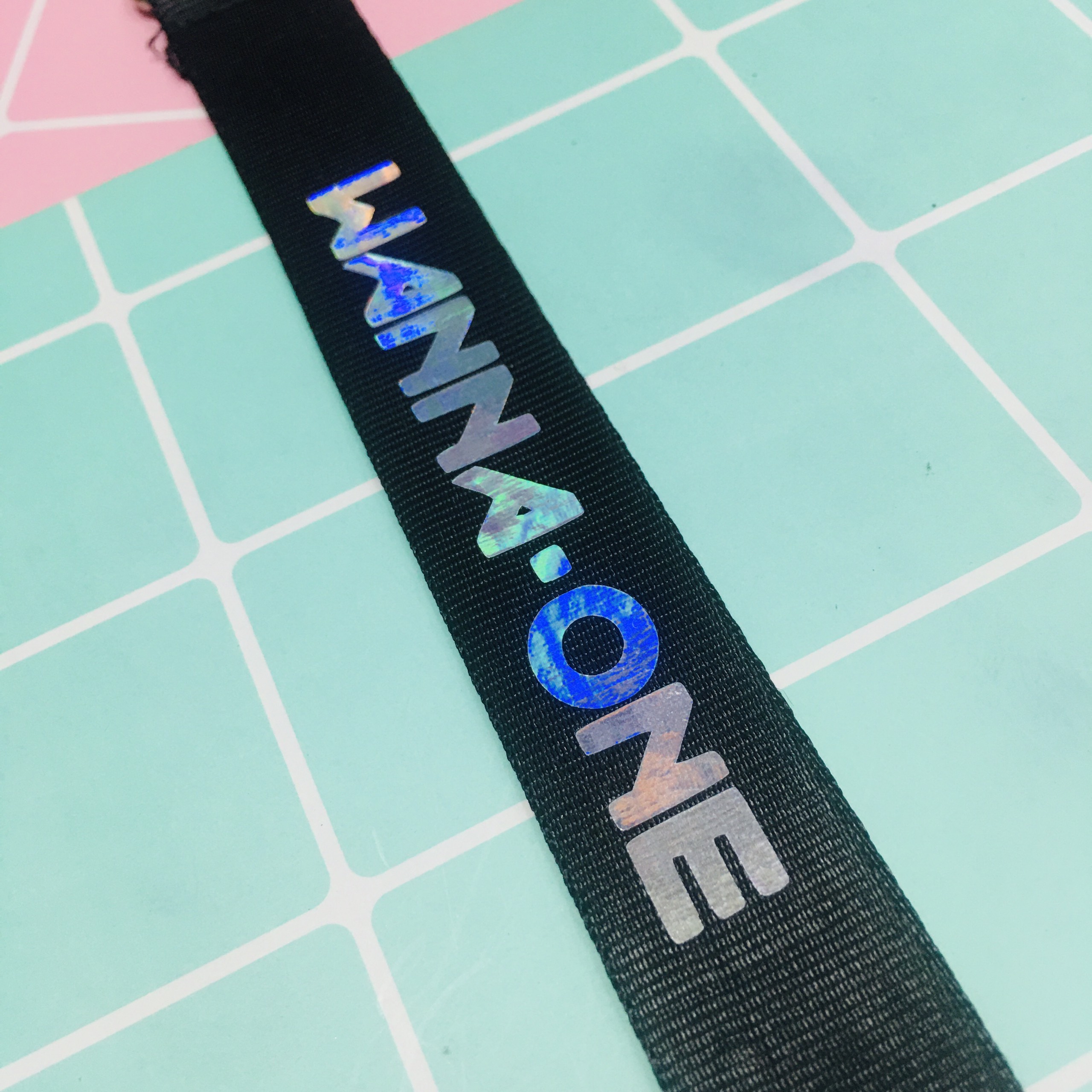 Móc khoá nametag WANNA ONE chữ PHẢN QUANG KPOP