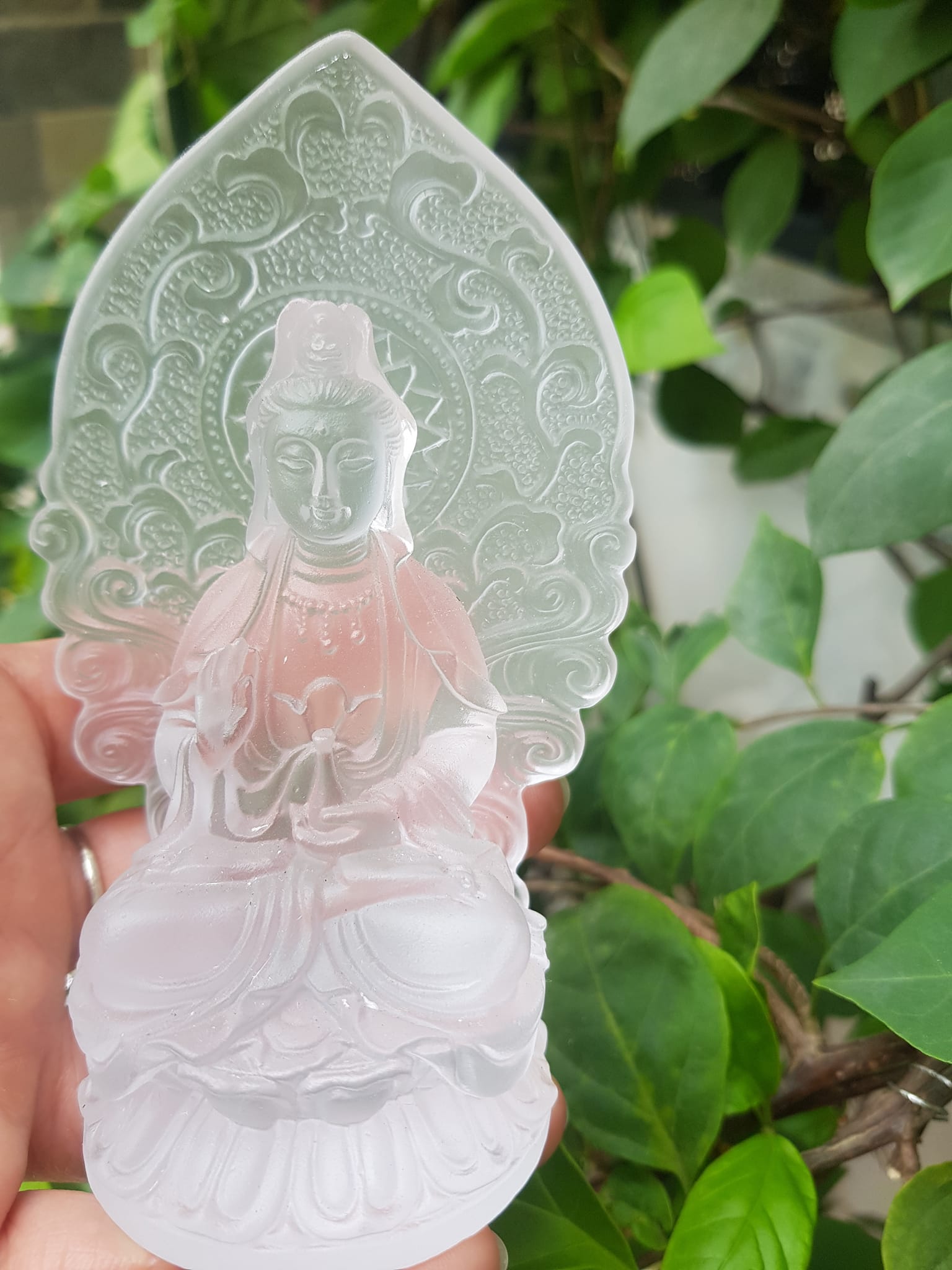 TƯỢNG PHẬT BÀ QUAN ÂM MỚI ĐÁ LƯU LY TRẮNG TINH ĐỂ TRONG XE HƠI hoặc BÀN cao 12cm x đk 7cm x đế 5cm Mệnh KIM mệnh THUỶ ạ