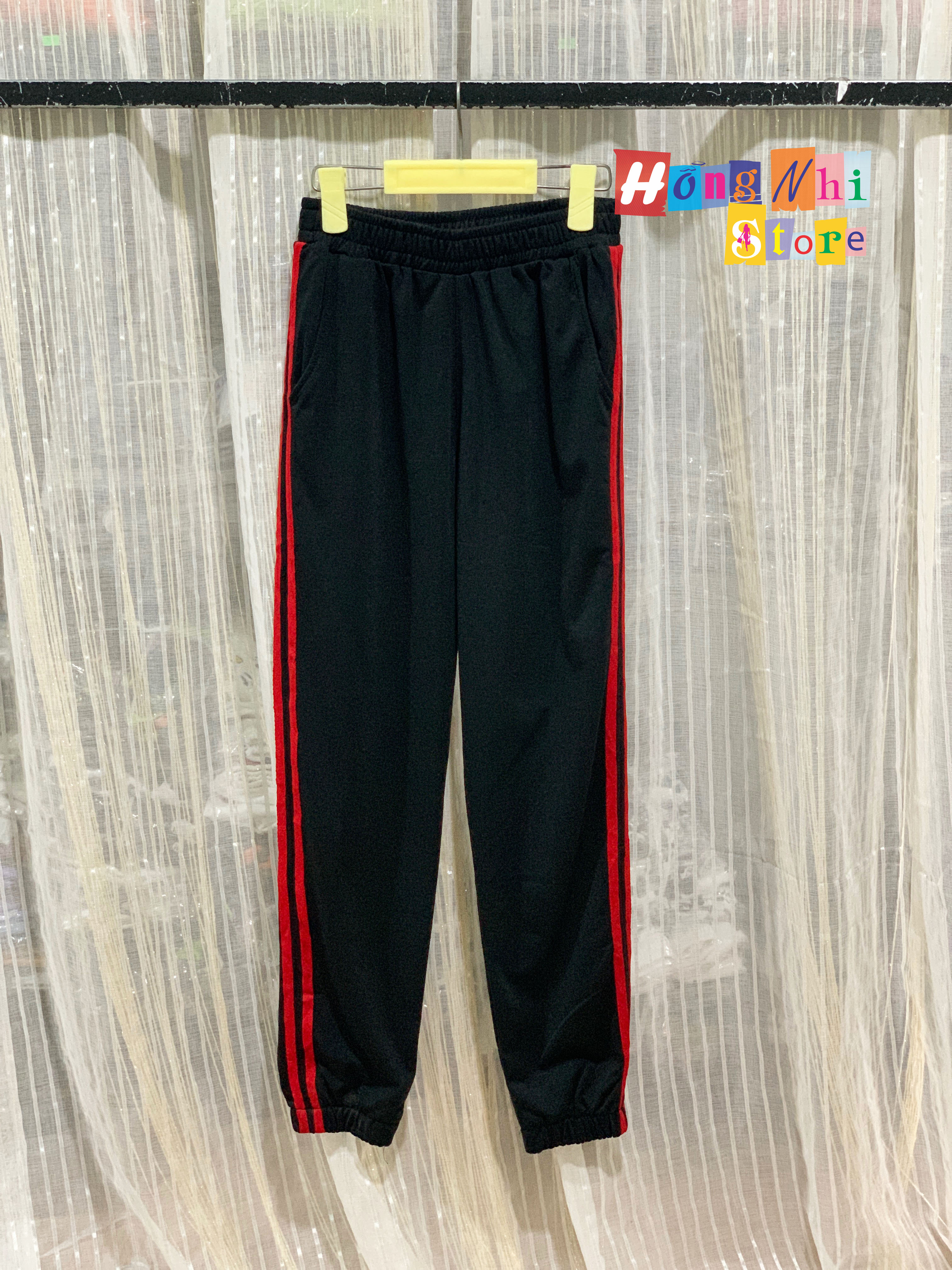 Quần Jogger Line Unisex Lưng Thun 2 Sọc Bo Lai Dáng Rộng Màu Đen Sọc Đỏ - MM
