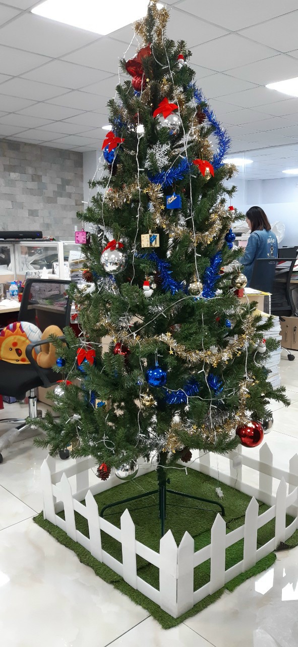Cây thông lá xanh cao 1,8m trang trí Giáng sinh Noel (Tặng 1 ngôi sao 5 cánh và 2 dây kim tuyến 1,8m )