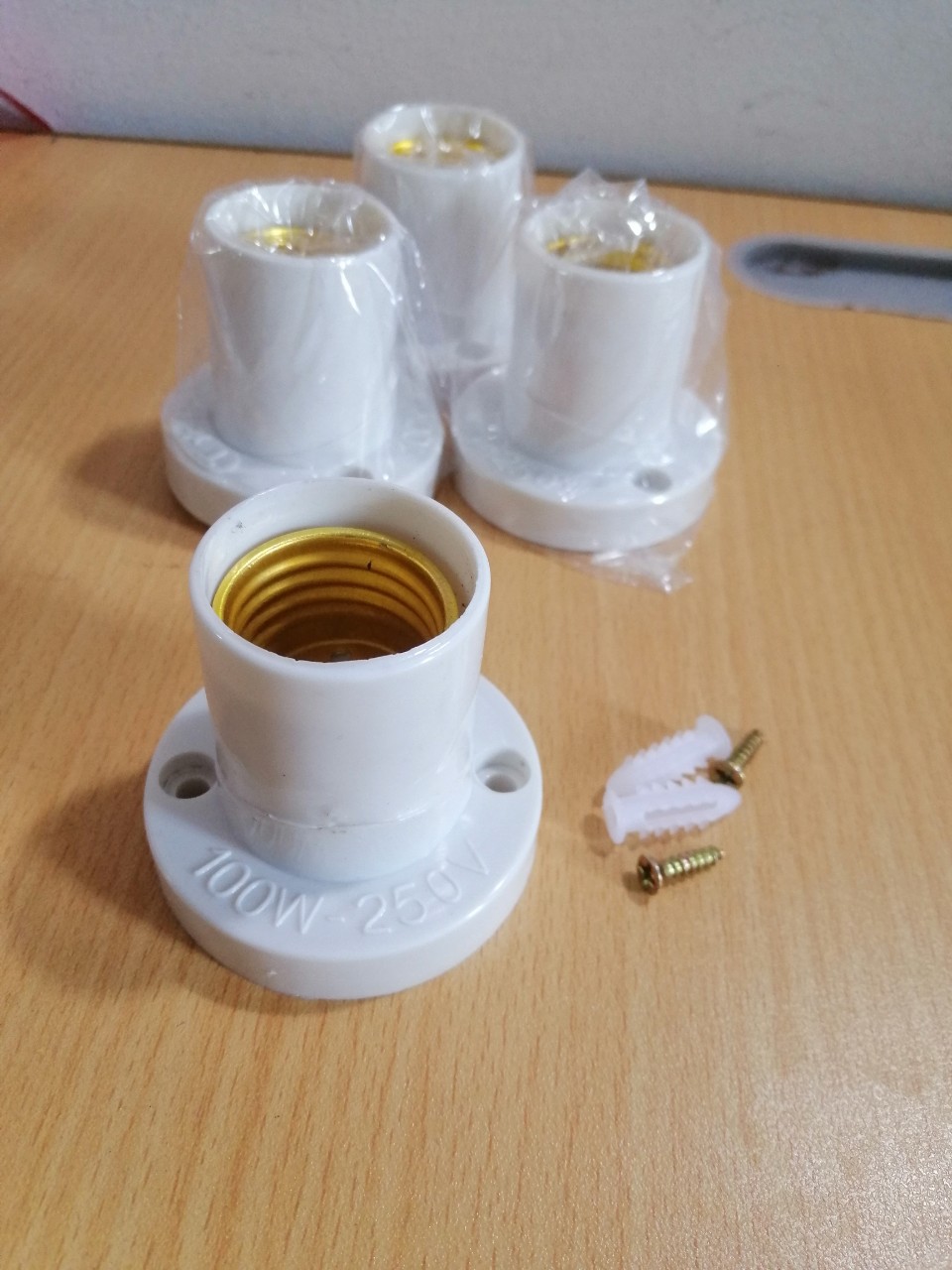 Đui đèn E27 áp tường xoay 45 độ kèm vít