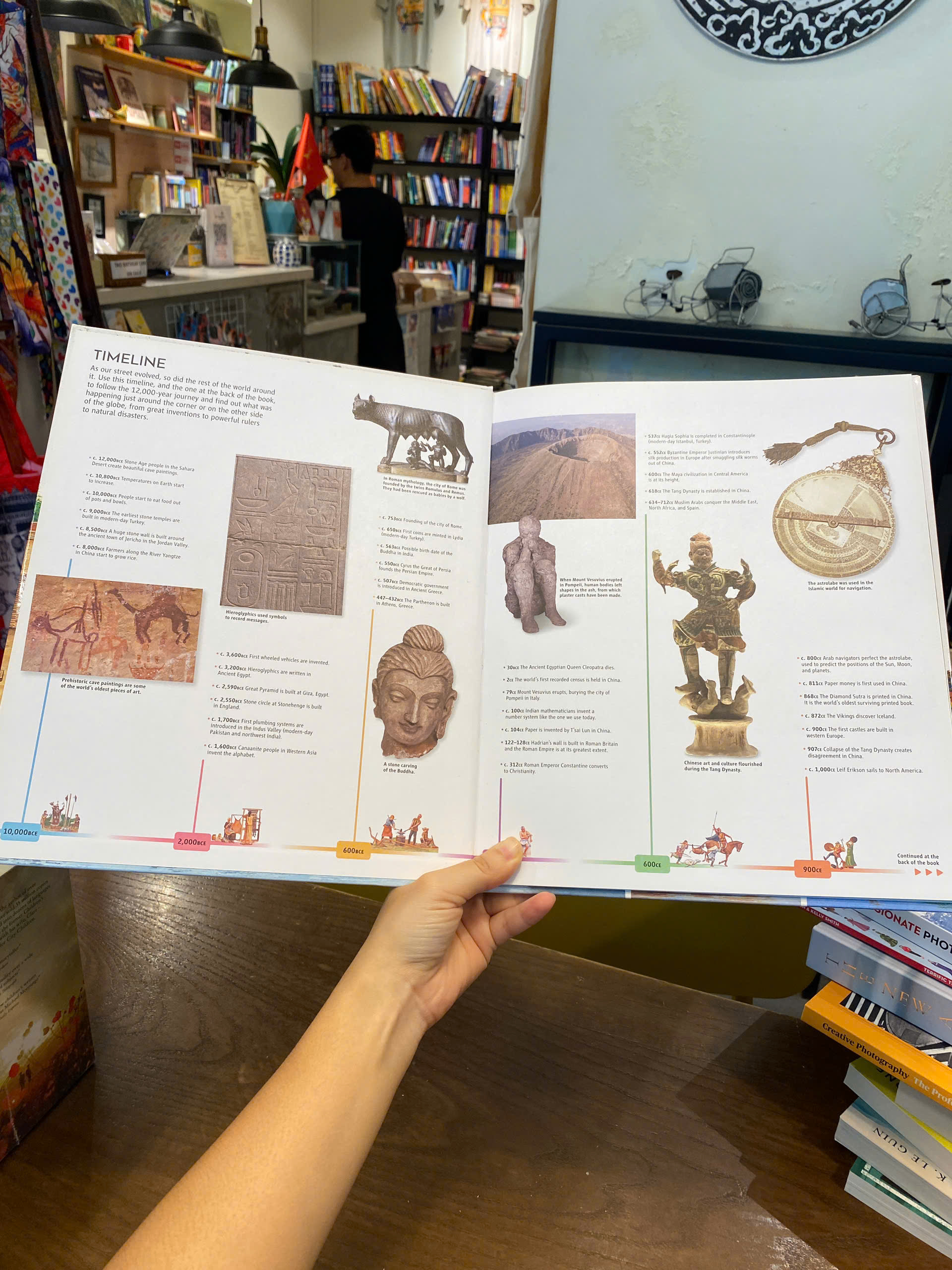 Sách - A Street Through Time (DK Book) | History Nonfiction / Picture Books / Ngoại văn Bìa cứng