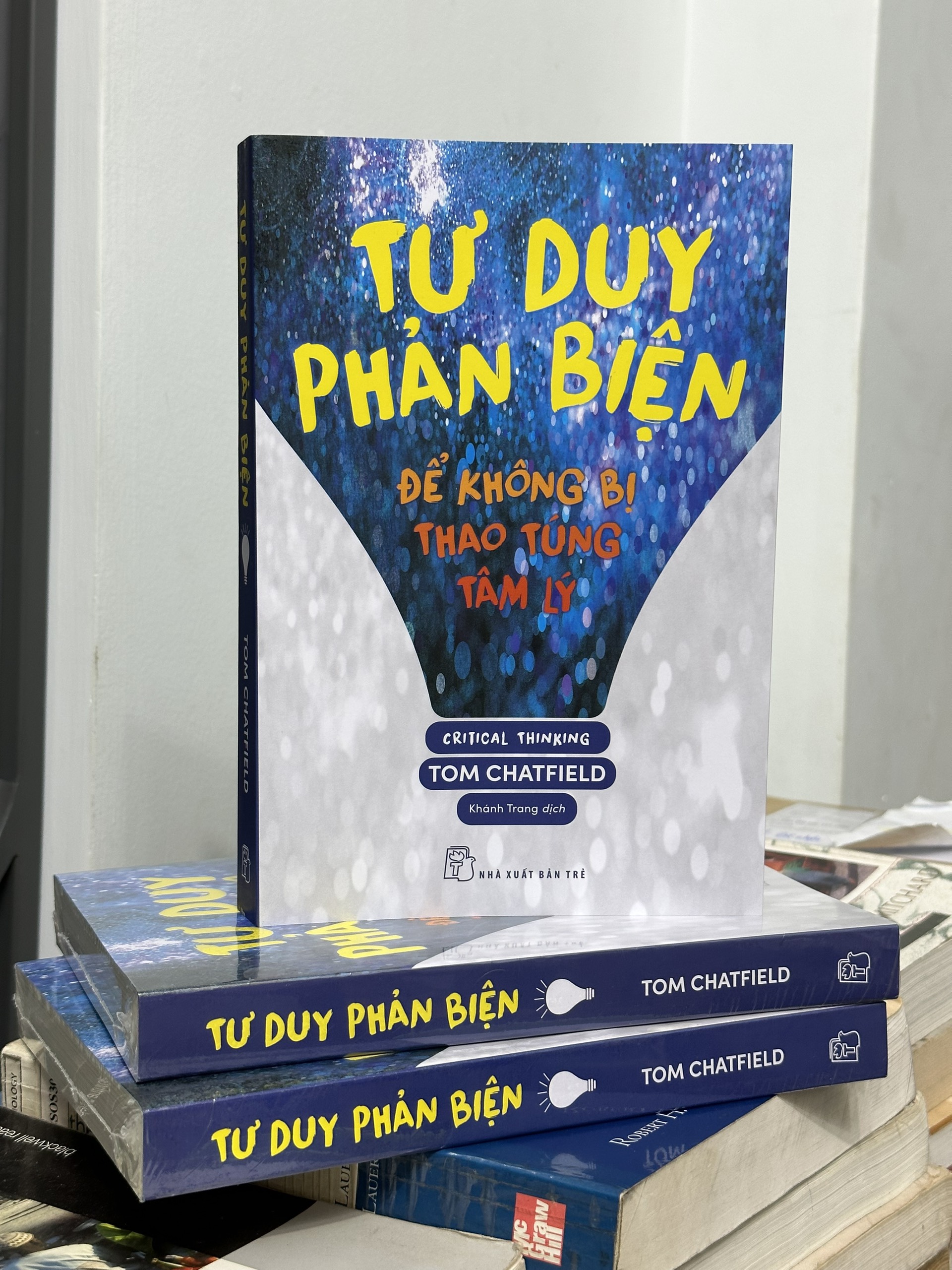 TƯ DUY PHẢN BIỆN - ĐỂ KHÔNG BỊ THAO TÚNG TÂM LÝ - Tom Chatfield - Khánh Trang dịch - (bìa mềm)