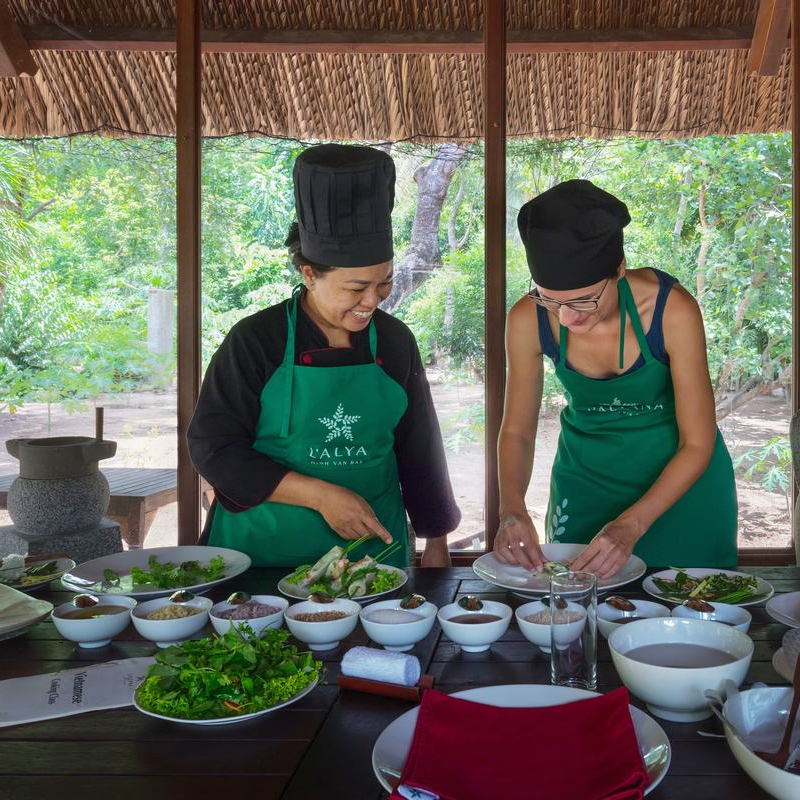 L'Alya Ninh Vân Bay 5*. Trọn gói nghỉ dưỡng 4N3D. Bao Gồm Full Bữa Ăn Hằng Ngày. Dịch vụ Cano Đón Tiễn.  Miễn Phí Trà Chiều & Trái Cây Tươi. Cùng Nhiều Tiện Ích Hấp Dẫn.