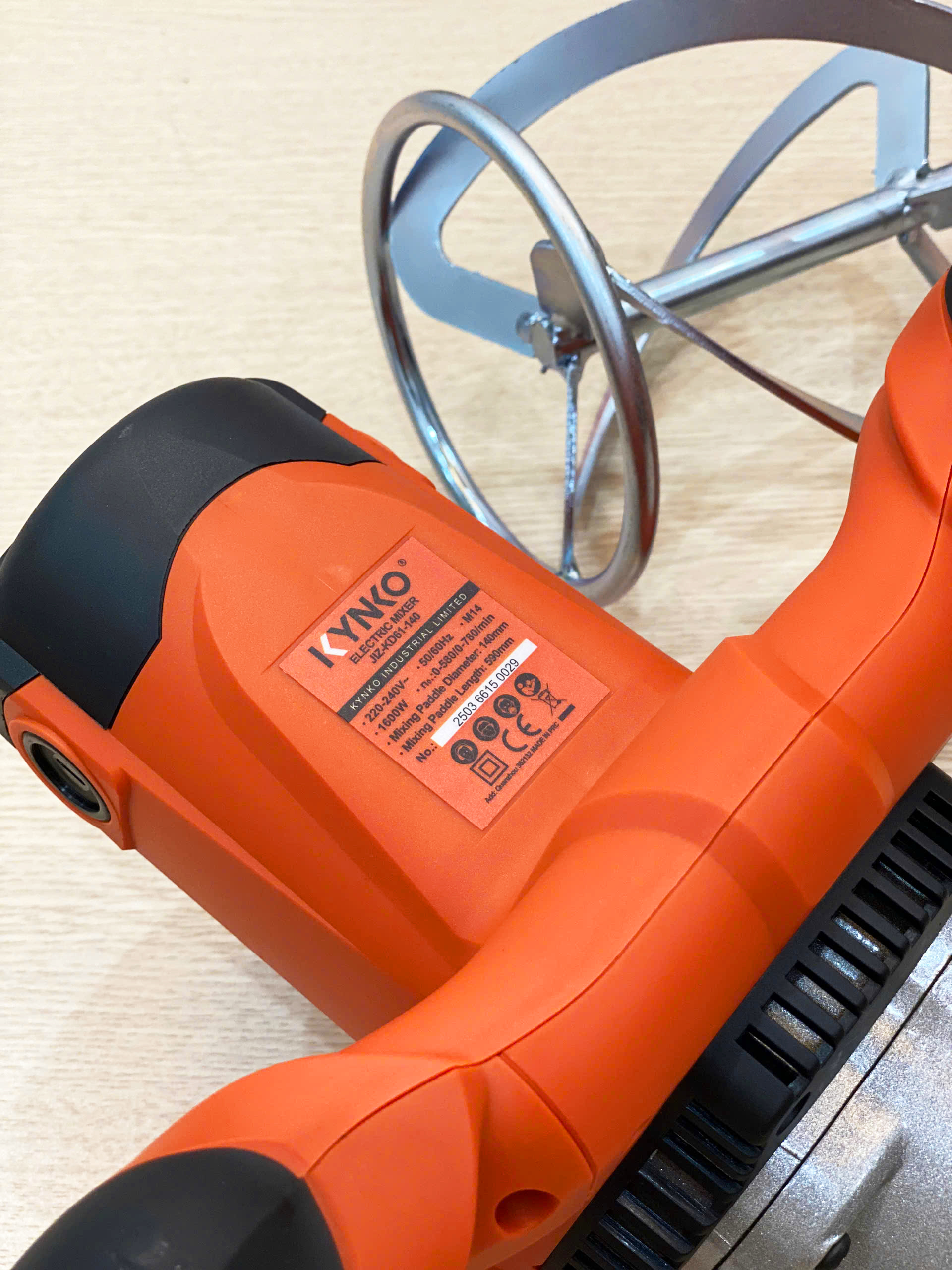 Máy khuấy sơn chuyên dụng cầm tay chính hãng Kynko KD61 - 140