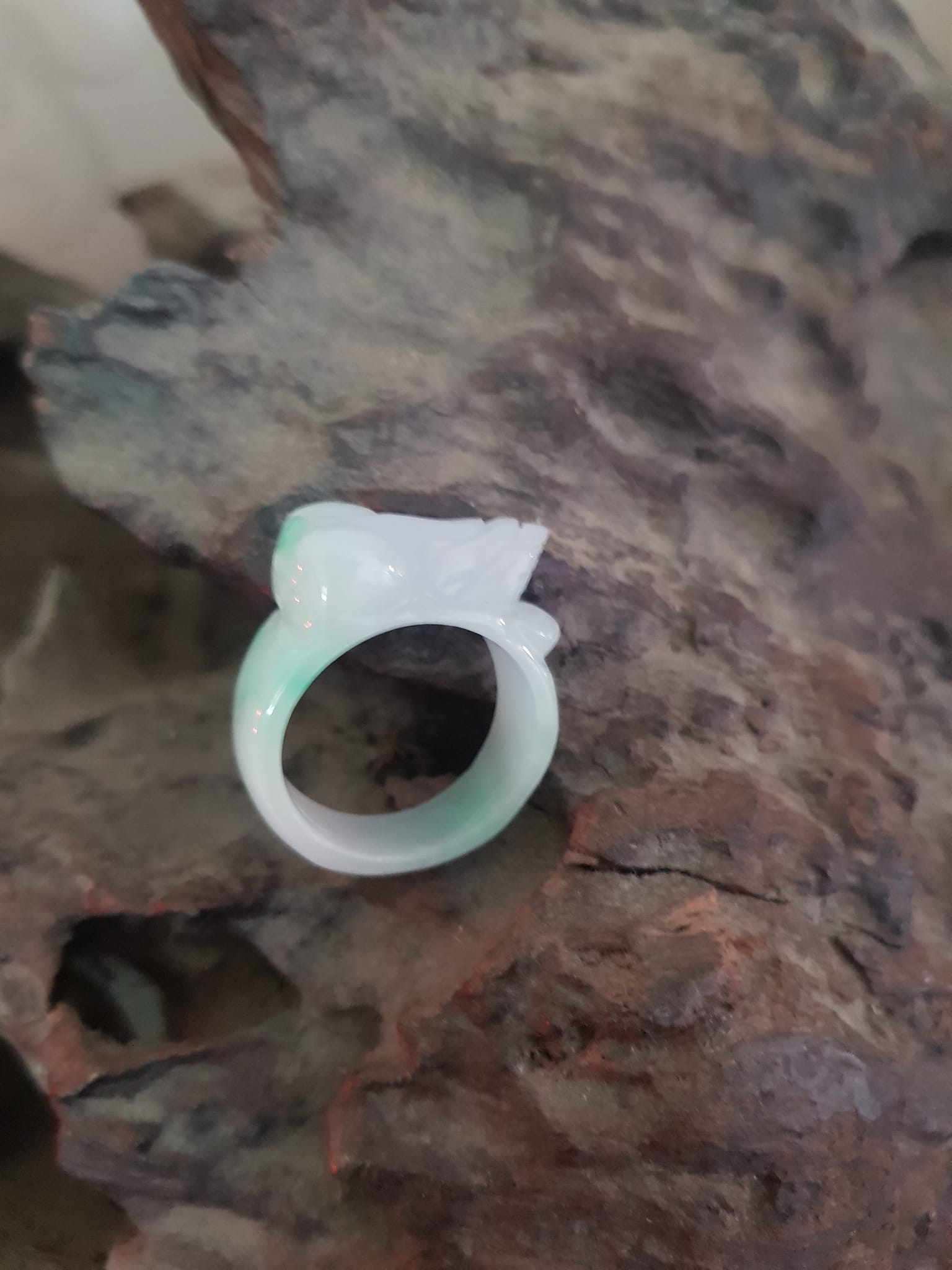 Nhẫn Tỳ Hưu Mới Nam Ni 19mm Đá Cẩm Thạch Tự Nhiên Trắng Xanh nhẹ Bóng Đẹp Size Nhẫn đk 19mm x bản 11mm ạ