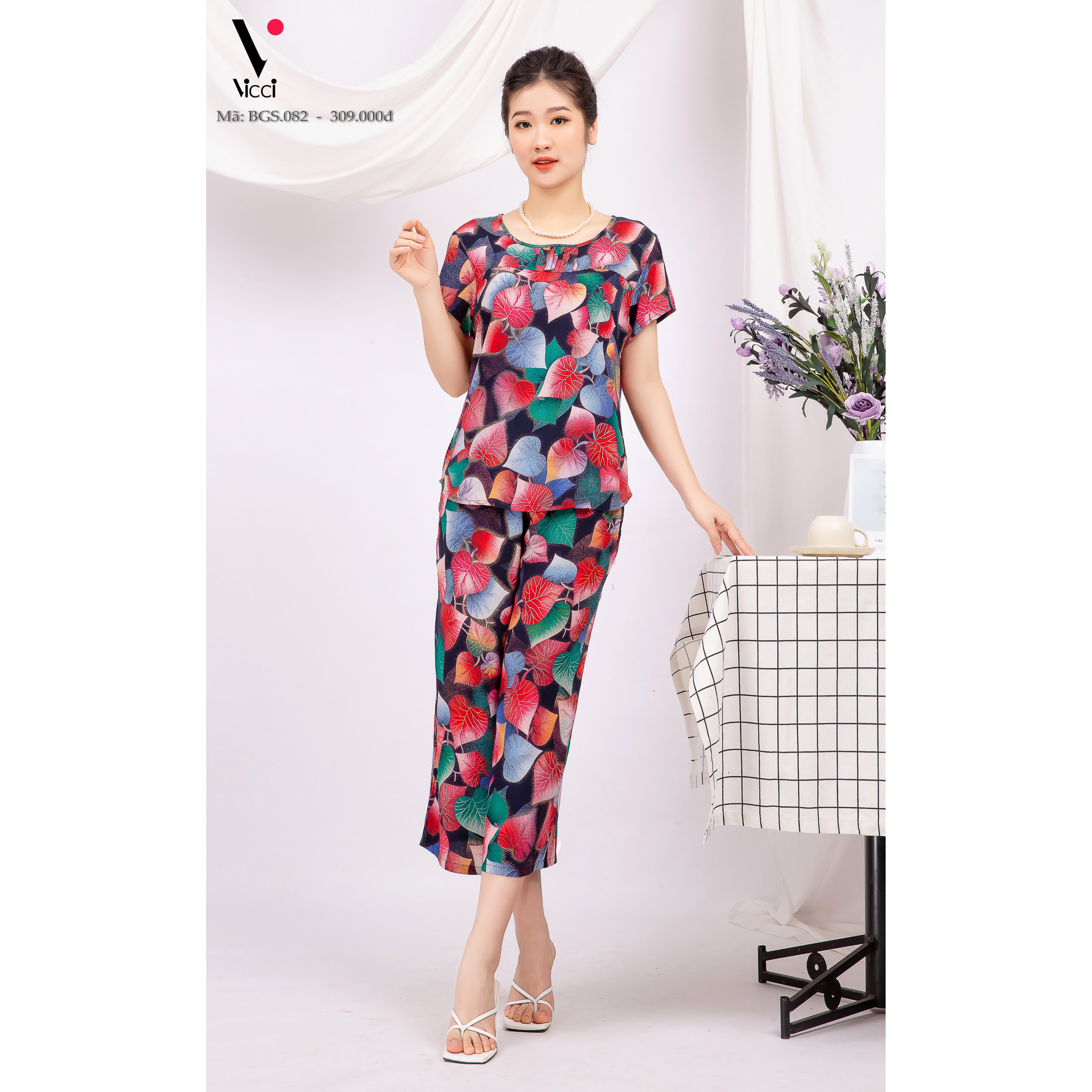 Bộ đồ nữ mặc nhà trung niên cho các bà, các mẹ - Bộ đồ ngủ Tole - Bộ mặc nhà trung niên vải lanh Vicci BGS.082, thiết kế áo cộc tay phối quần ống sớ in hoạ tiết