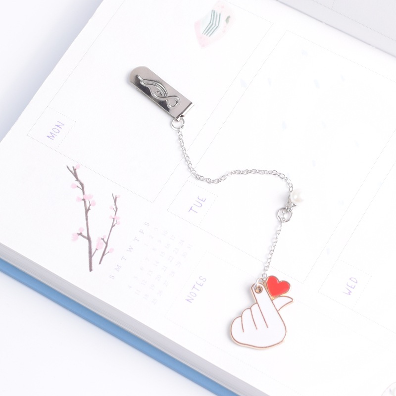 Bookmark Kẹp Sách Kim Loại Phối Charm Hình Bắn Tim Dễ Thương