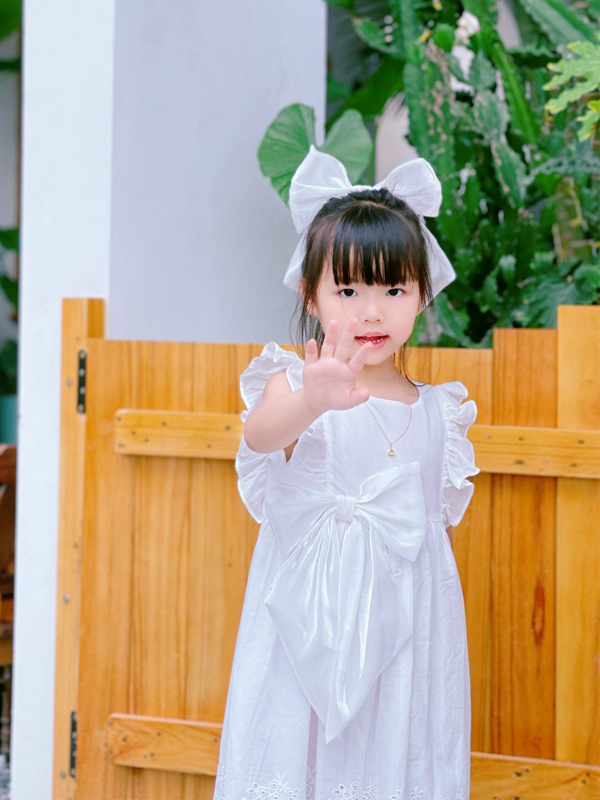Đâm Xòe Trắng Cho Bé Gái Đính Nơ