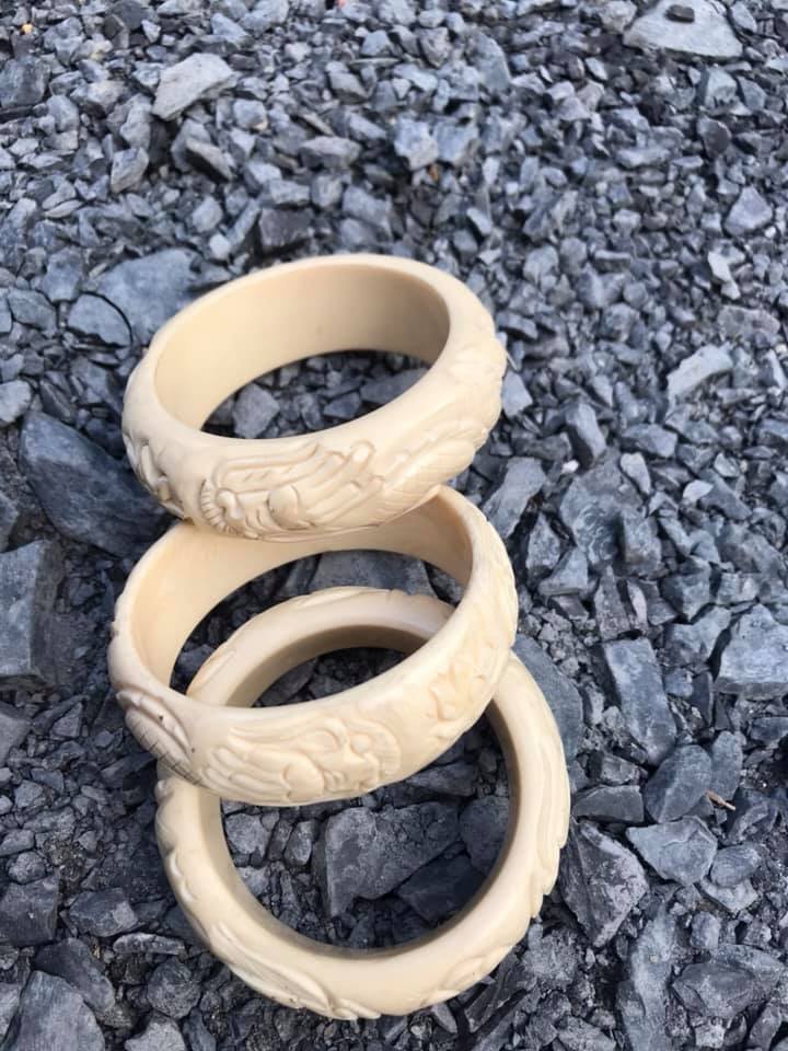 VÒNG TAY NAM TRẠM RỒNG GIẢ NGÀ HAY GỌI LÀ XƯƠNG MỸ NGHỆ SIZE VÒNG 65MM x CAO 25mm x DẦY 10mm VÒNG TRẠM 2 CON RỒNG LƯỢN DÀNH CHO CÁC ANH NAM TAY LỚN TRÊN DƯỚI 80KG ĐEO Ạ