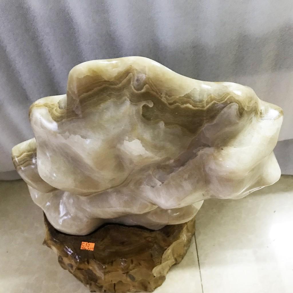 Cây đá màu vàng vân gỗ cao 52 cm, nặng 27 kg cm cho người mệnh Kim và Thổ đá tự nhiên