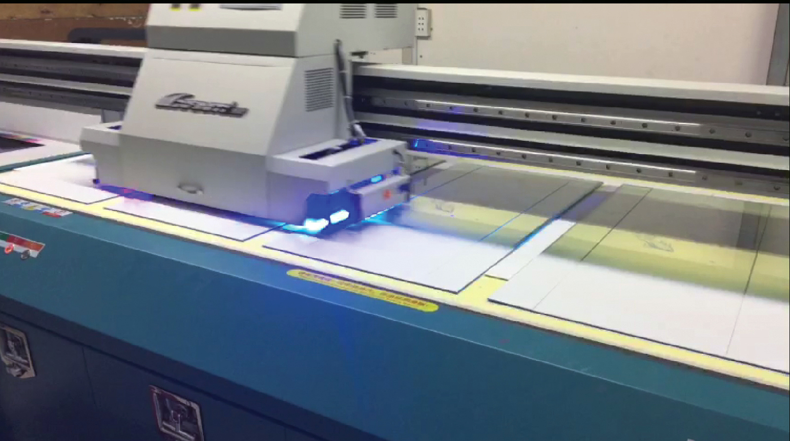 Tranh kính treo tường 3D- Mã Đáo Thành Công - GE54- kính cường lực 5mm, khung viền composite, công nghệ in UV 3 lớp, bền màu trên 20 năm.