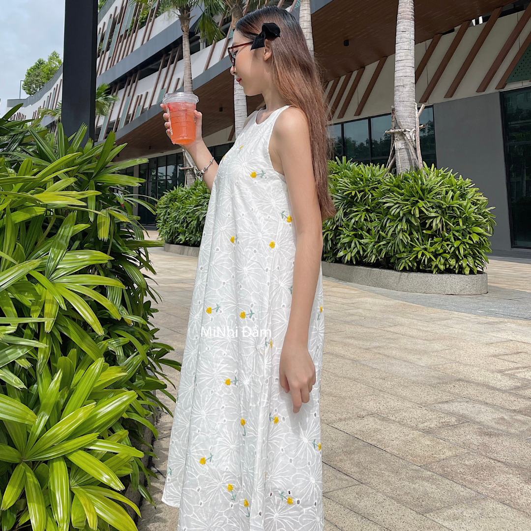 Đầm yếm dáng suông form rộng, Váy 2 dây màu trắng Cao Cấp kate thêu hoa nhí, sát nách cổ tròn MiNhi Đầm