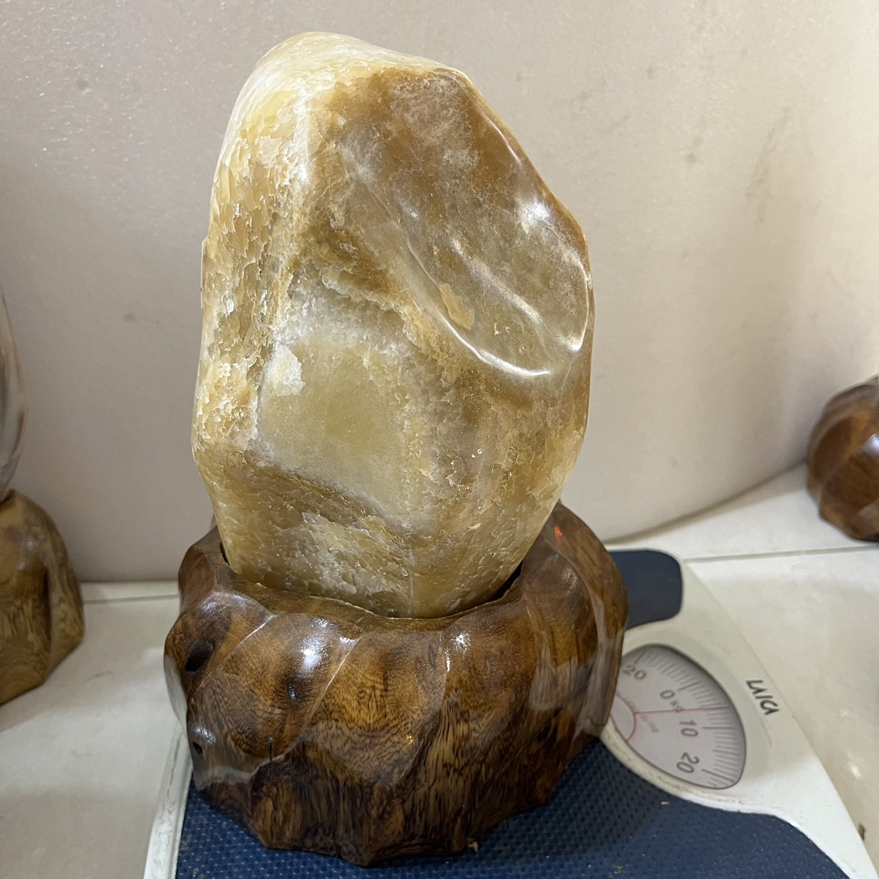 Cây đá phong thủy màu vàng xuyên sáng cao 28cm, nặng 8 kg cho mệnh Kim và thổ