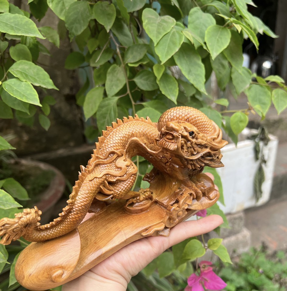 Tượng con rồng phong thủy bằng gỗ bách xanh thơm nức kt 20×10×7cm
