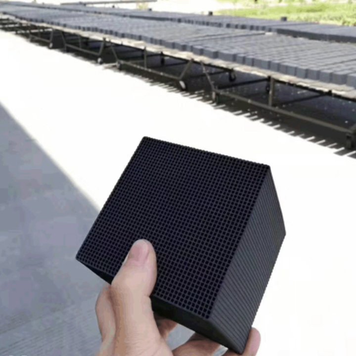 Than Hoạt Tính Chuyên lọc Nước cho hồ cá, Khử Mùi, Lọc Không Khí loại 10x10x5
