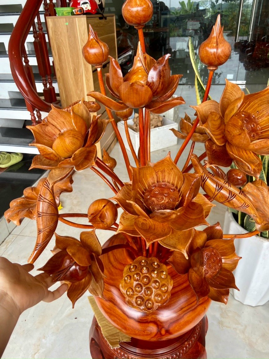 2 Hai bình hoa sen gỗ hương đỏ ,25 cành hoa lá gương bằng gỗ hương đá ,trang trí phòng khách ,phòng thờ quá đẹp