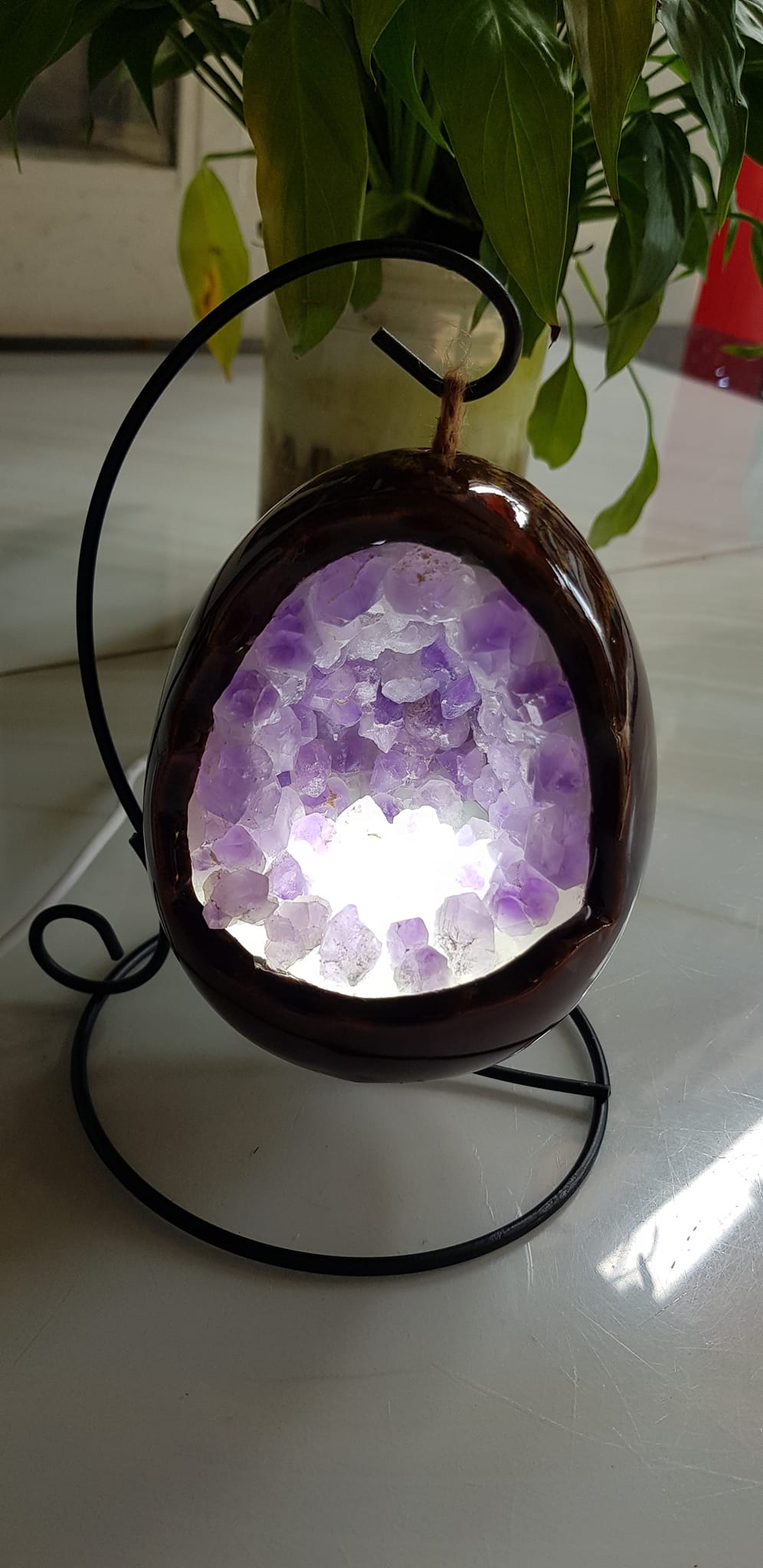 Miếng thạch anh tím tự nhiên hốc sâu có đế kiểu có đèn điện công dụng hút tài lộc Size cả chân Cao 16cm đk 12cm miếng tím cao 10cm x đk 8cm Anh Chị để bàn trang trí nhà bàn thờ Thần Tài và treo trong phòng làm đèn ngủ may mắn màu tím thật sự rất tốt đẹp ạ