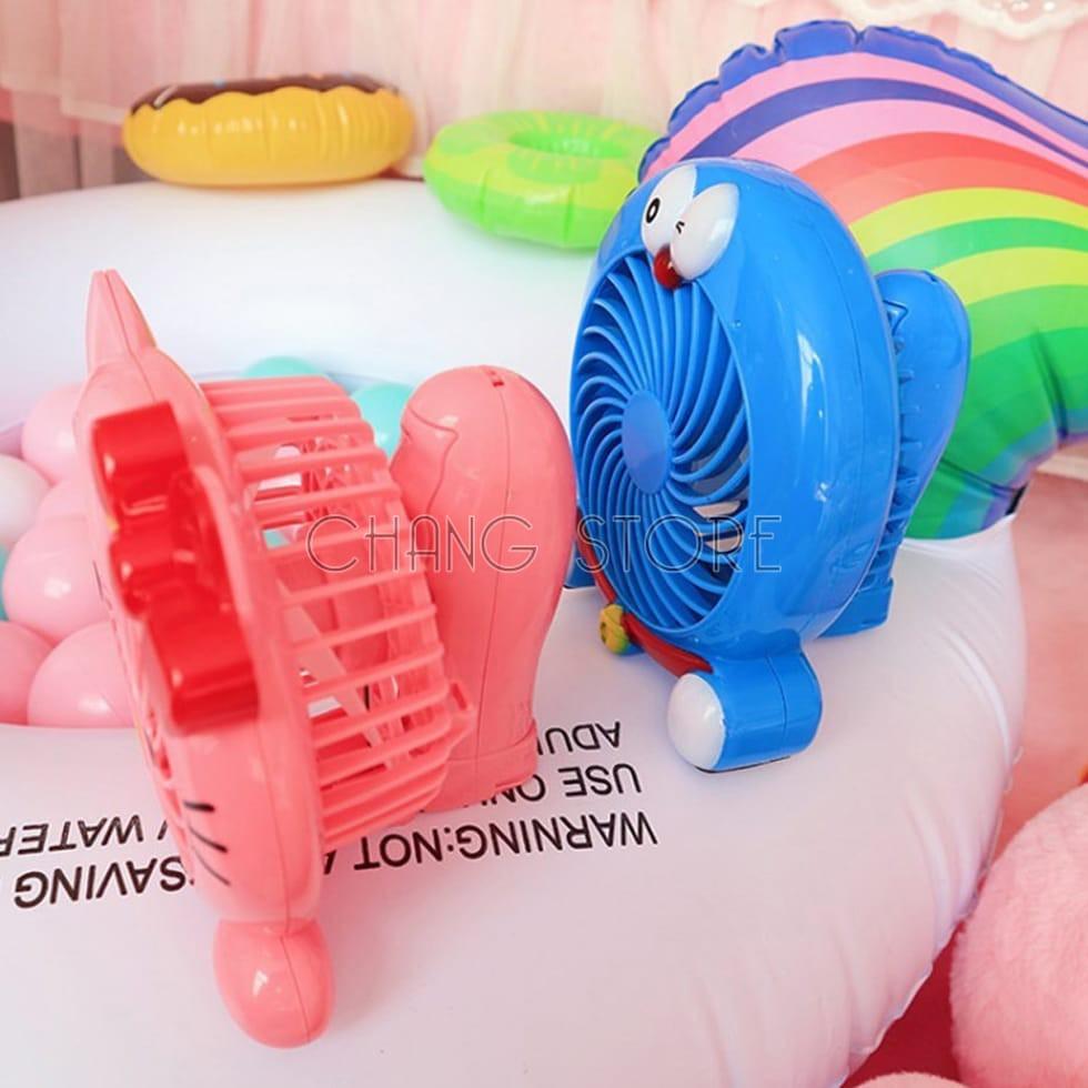 Quạt Tích Điện Cầm Tay, Quạt Mini Để Bàn Có Kèm Đèn Họa Tiết Hello Kitty, Doremon Siêu Hot