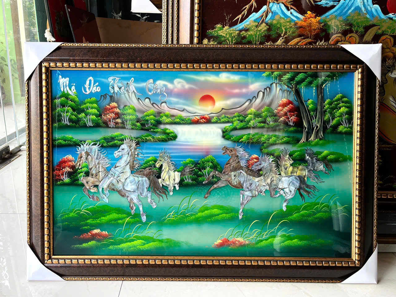 TRANG SƠN MÀI KHẢM XÀ CỪ MÃ ĐÁO THÀNH CÔNG kích thước 50x80 cm ( tặng kèm khung)