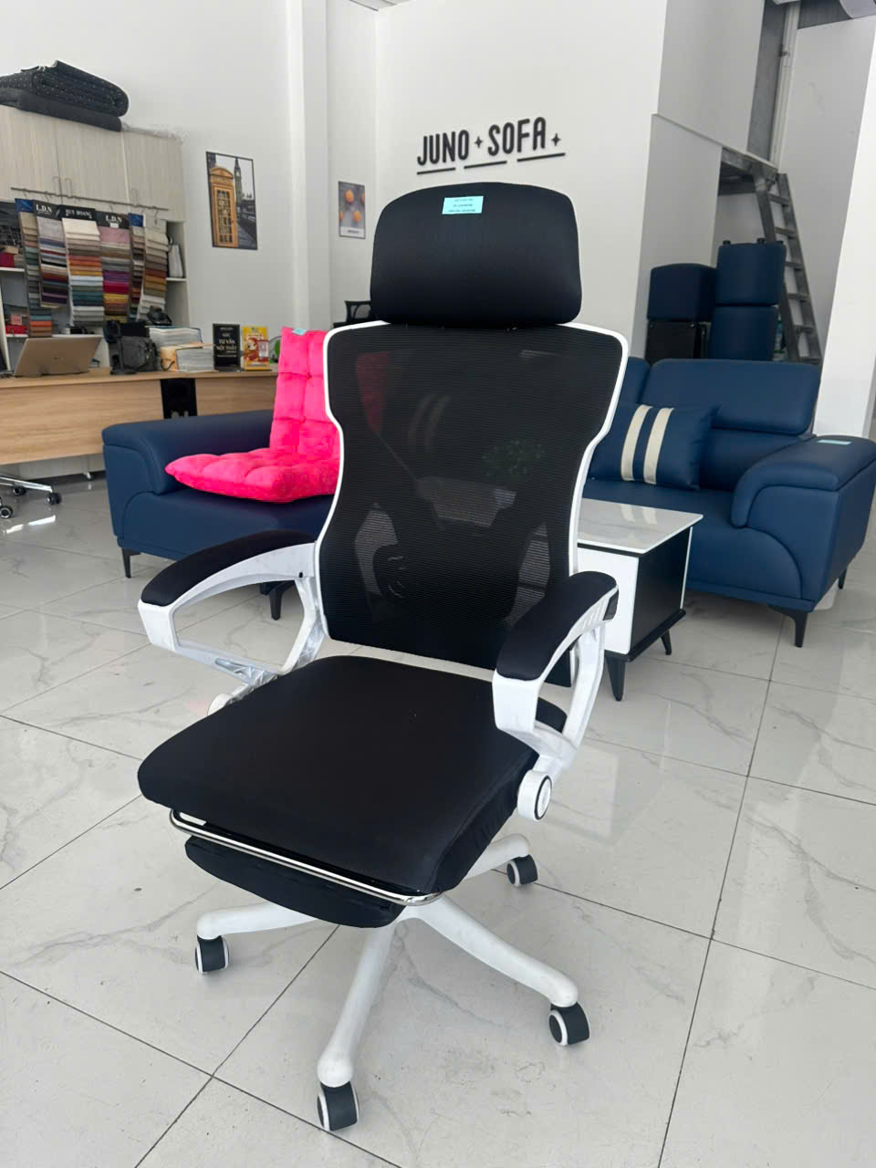 Ghế văn phòng Công Thái Học Juno Sofa màu trắng đen hiện đại