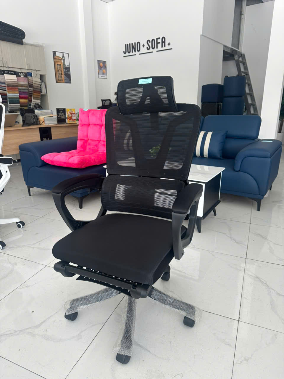 Ghế văn phòng Công Thái Học Juno Sofa màu trắng đen hiện đại