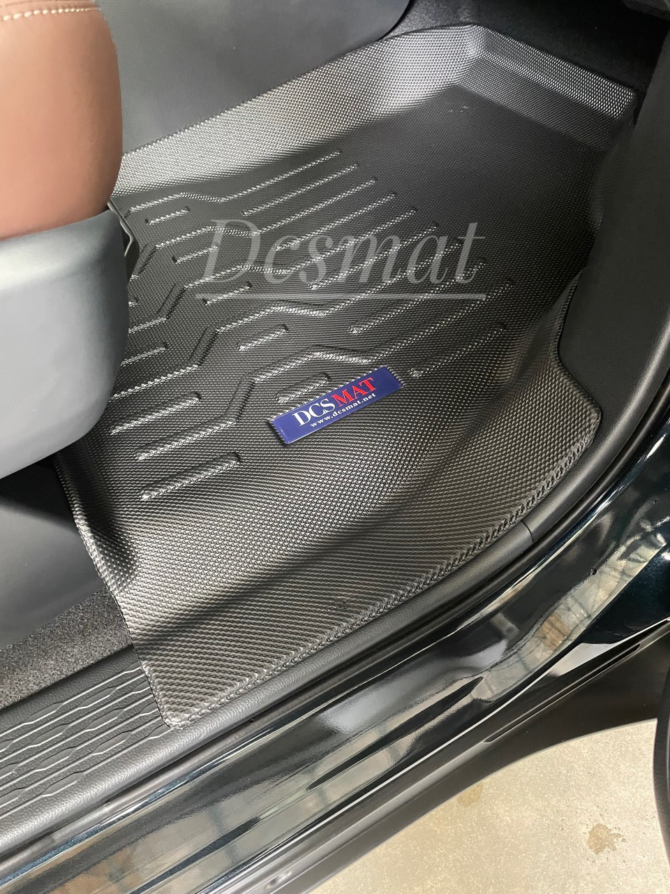 Thảm lót sàn full viền cho xe Toyota Innova Cross 2024 ( hbd), thương hiệu DCSMAT cao cấp