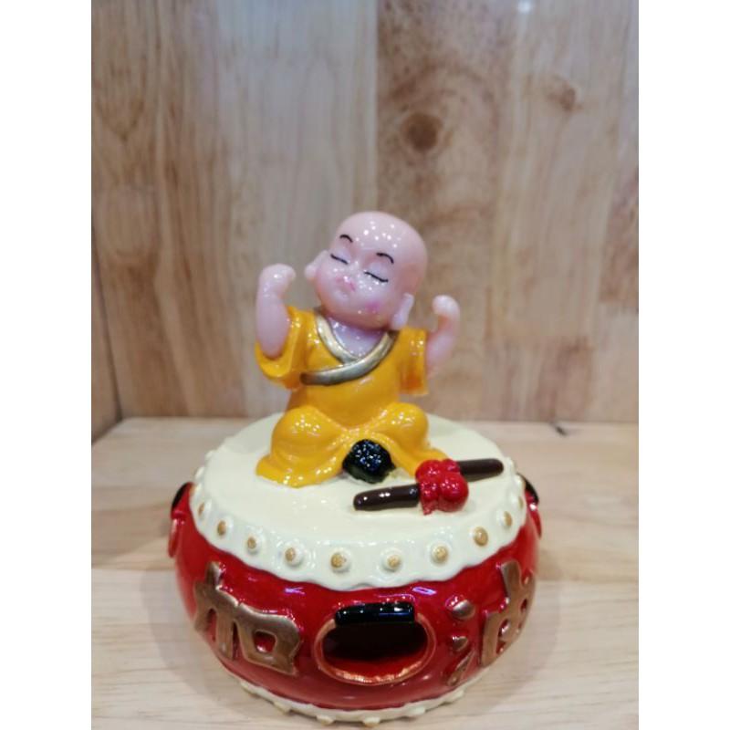 TƯỢNG CHÚ TIỂU NGỒI TRỐNG DỄ THƯƠNG