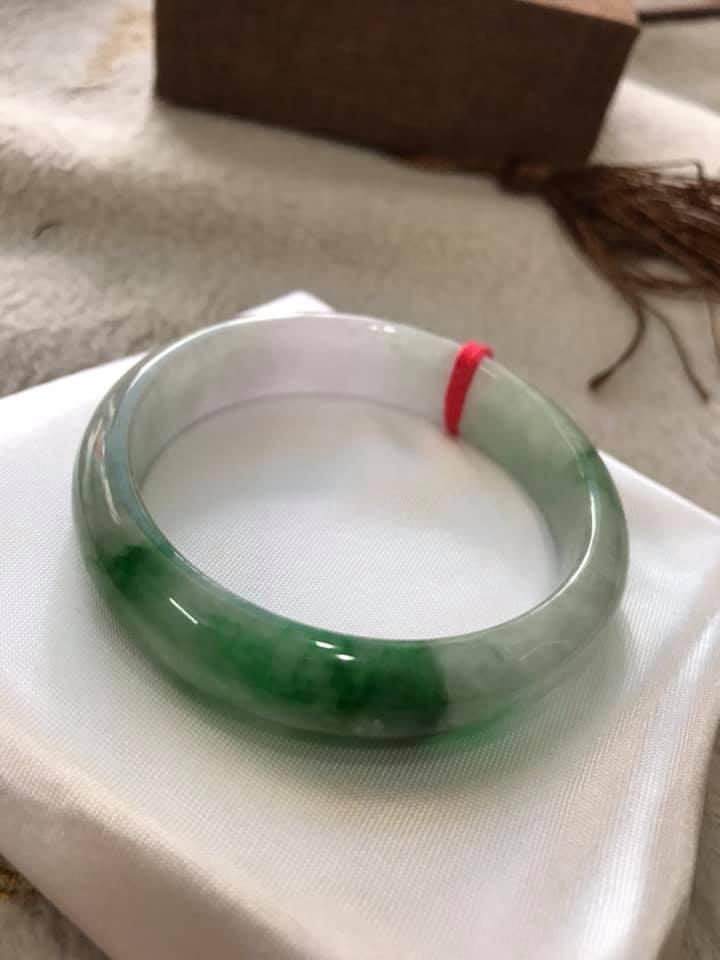 VÒNG ĐÁ CẨM THẠCH TỰ NHIÊN BẢN HẸ T LÝ SAO 48 SIZE VÒNG 48MM MÀU TRẮNG TRONG ÁNH XANH LÝ ĐẬM NỮ TAY NHỎ ĐEO