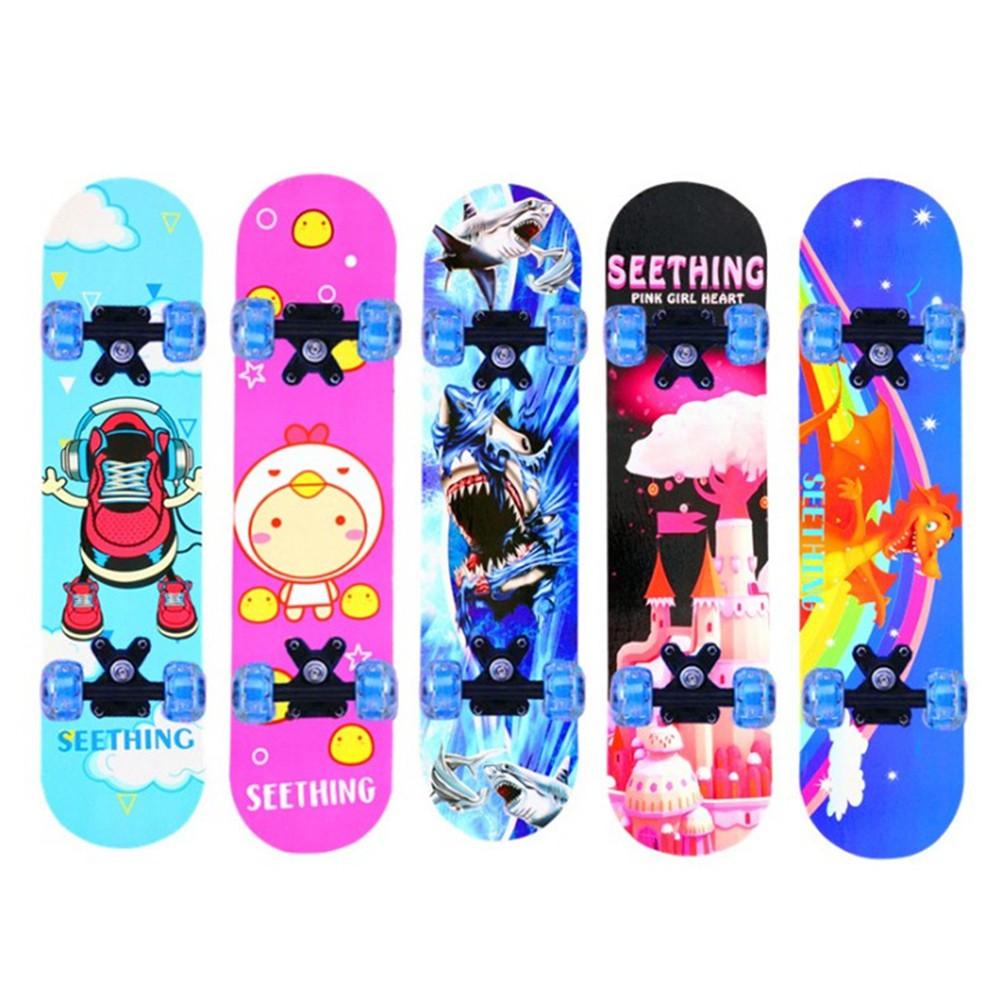 Ván trượt trẻ em Skateboard cao cấp làm từ gỗ ép 8 lớp, bánh xe PU chất lượng cao, in hình đang yêu giành cho bé