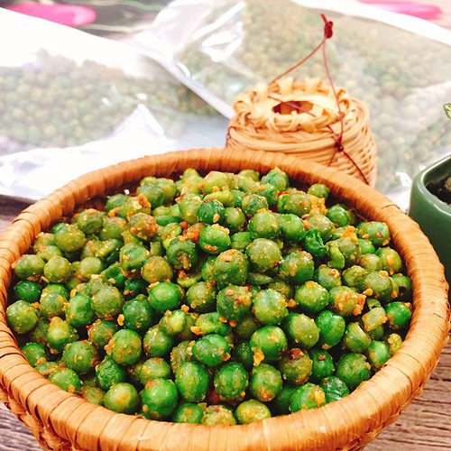 1KG ĐẬU HÀ LAN SẤY GIÒN TỎI ỚT THƯƠNG HIỆU SK FOOD - 2 HŨ PET