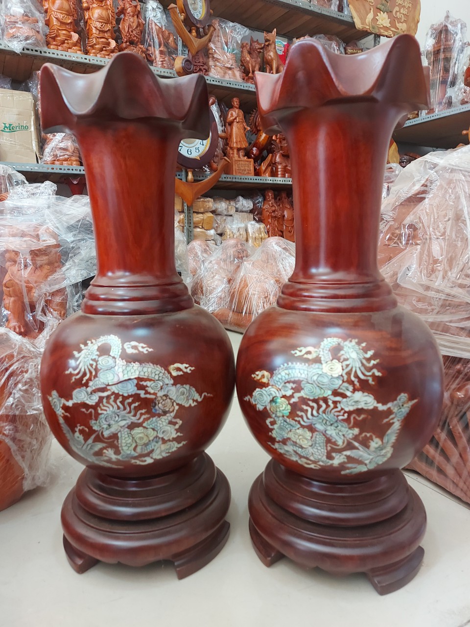 Cặp lục bình củ tỏi gỗ Lim cẩn nguyên khối siêu đẹp cao 30-40cm