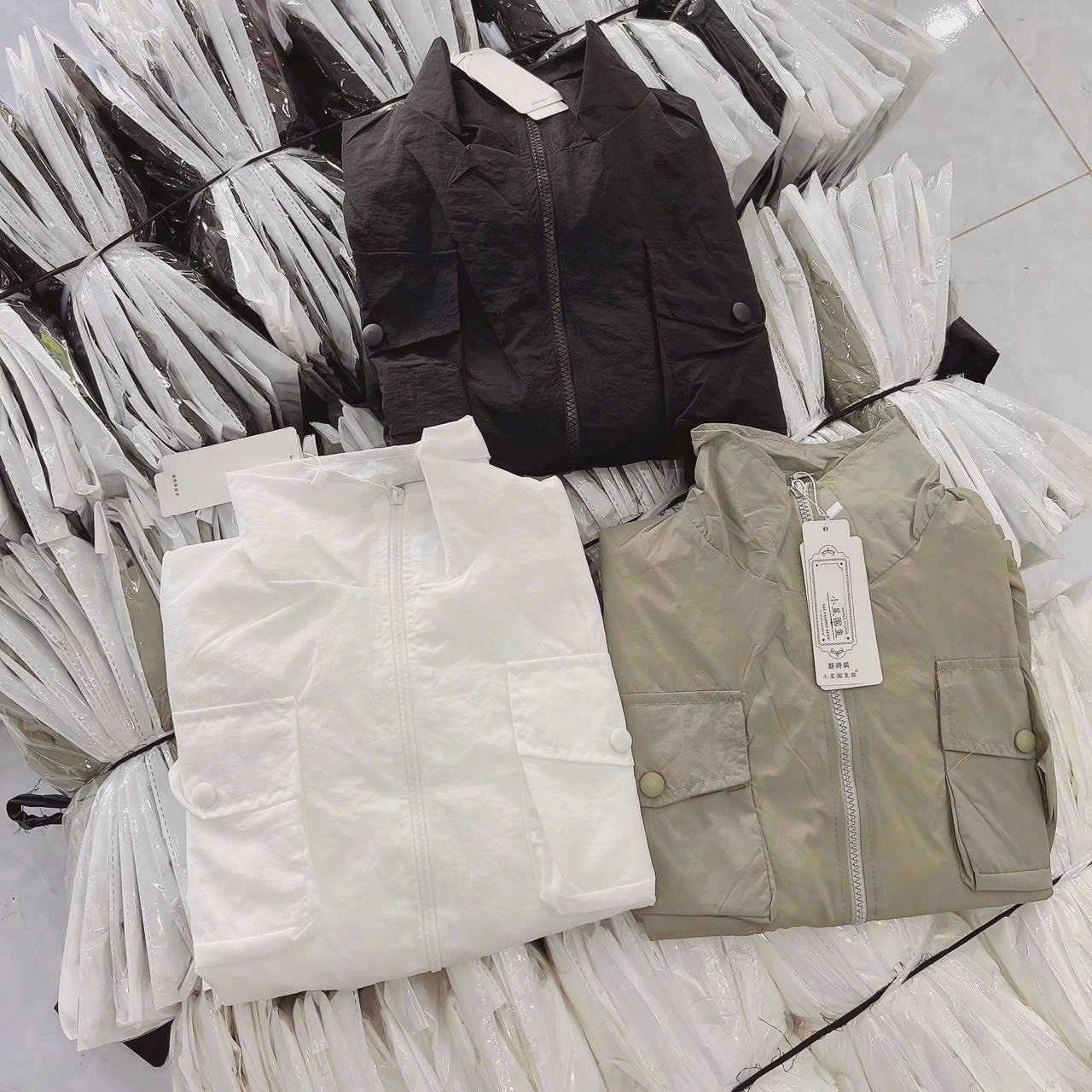 Áo Khoác Dù Chống nắng - Trượt Nước Cực Tốt Thiết Kế 2 túi có nắp Form Unisex Nam Nữ, 2 Lớp Thoáng Mát, Áo khoát dù fom croptop, áo dù cổ cao mix dây rút lai 2 bên, áo dù