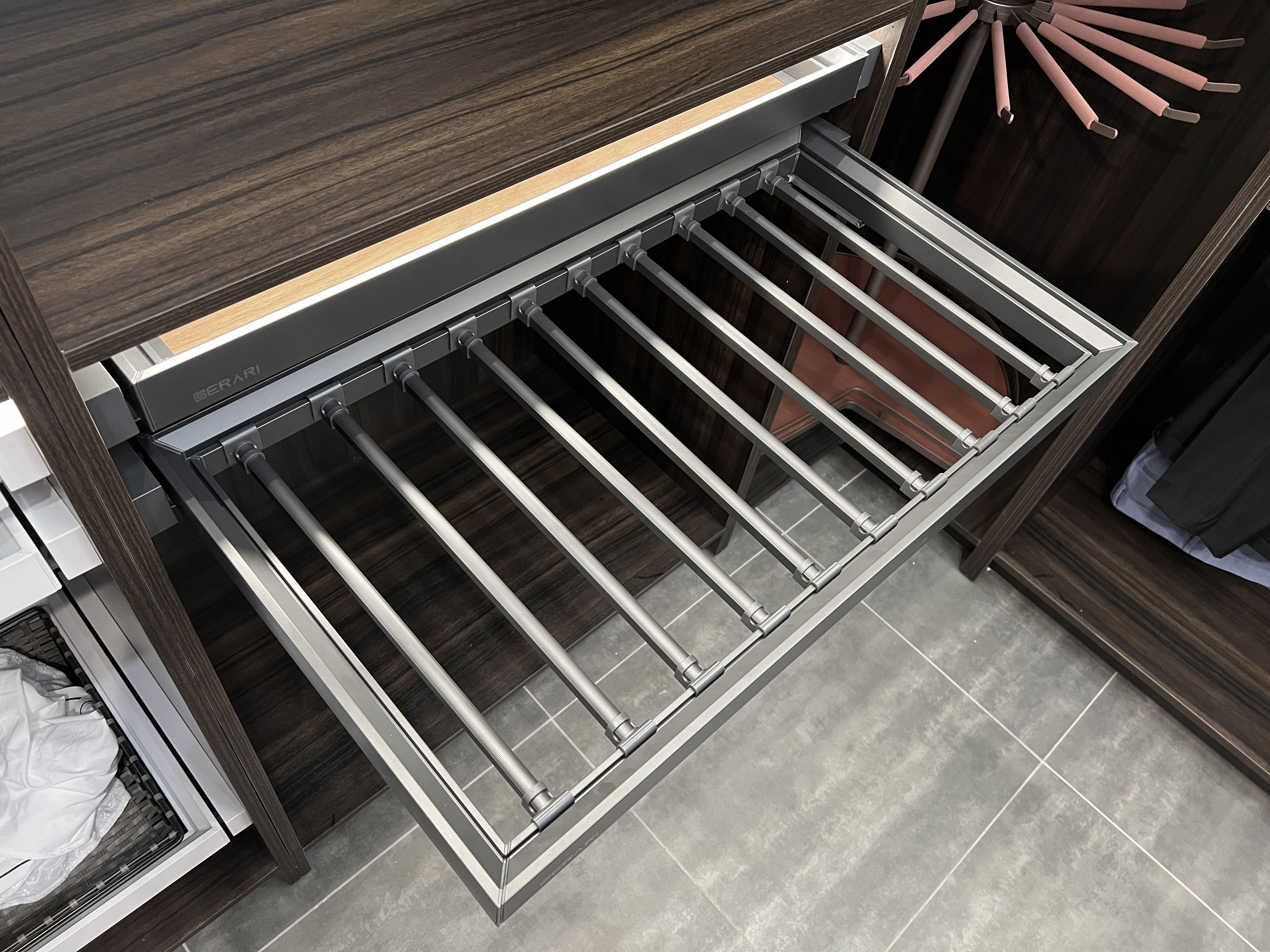 Phụ kiện của tủ áo (Giá vắt quần âu ray giảm chấn dòng mã GW002.800 thương hiệu Gerari)