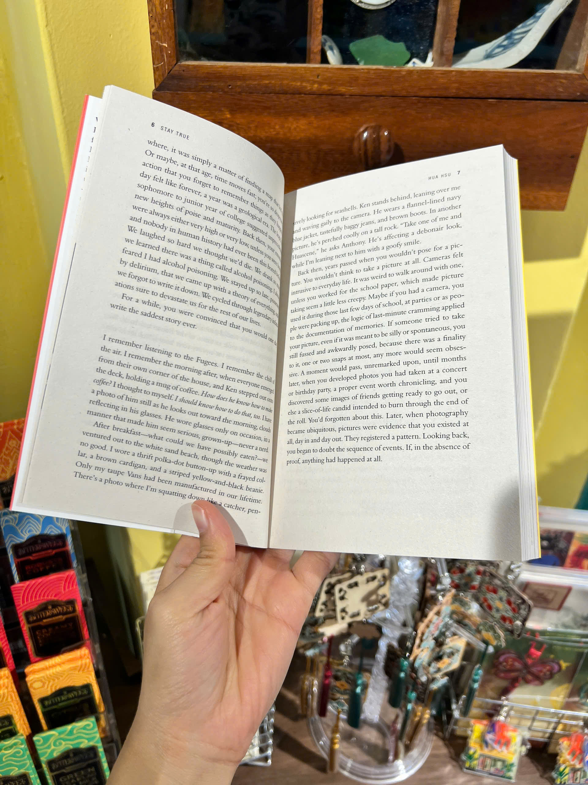 Sách - Stay True by Hua Hsu | Pulitzer Prize Winner / Memoir / Hồi ký / Ngoại văn Nhập khẩu UK