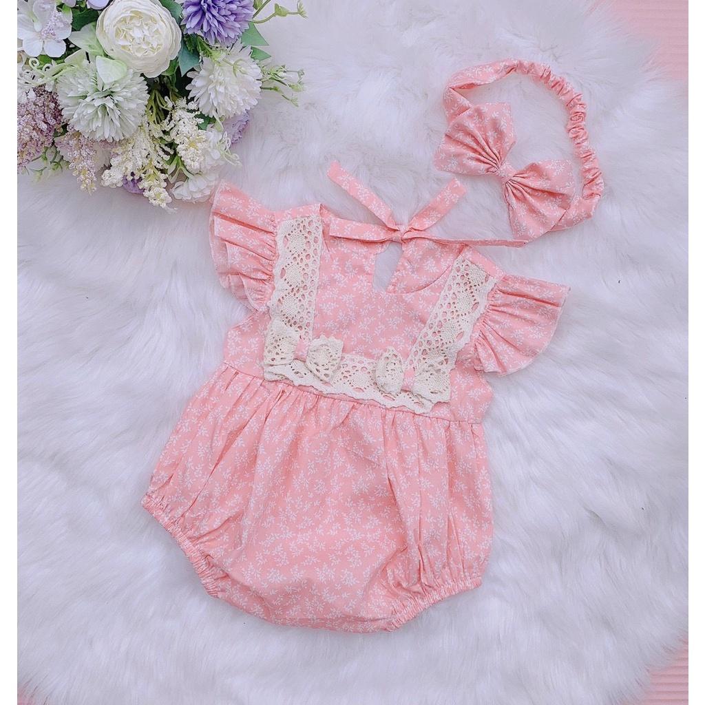 Bộ body bé gái sơ sinh kèm băng đô Chất thô lụa hồng nhạt hoa trắng Size 5 đến 12kg Nau Baby Closet