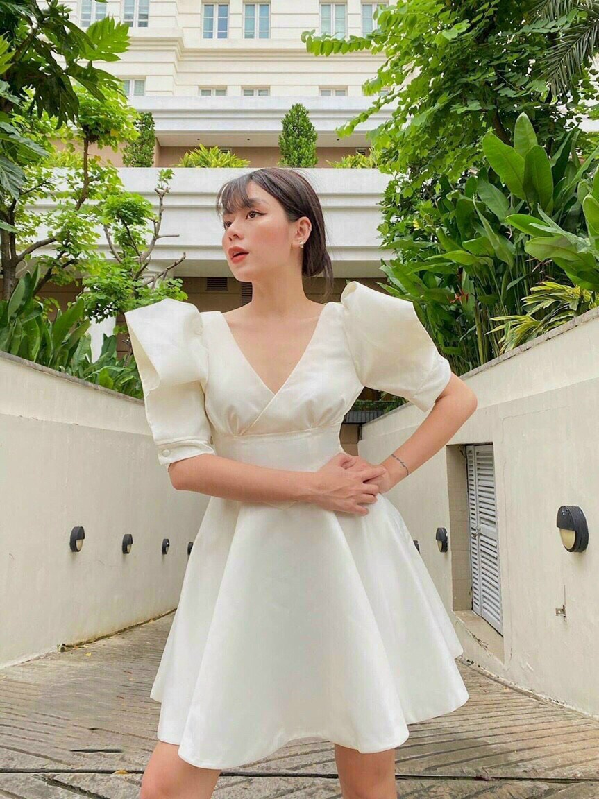 ĐẦM XOÈ TAY LỠ PHỒNG, CỔ V ĐẮP- SIÊU SANG
