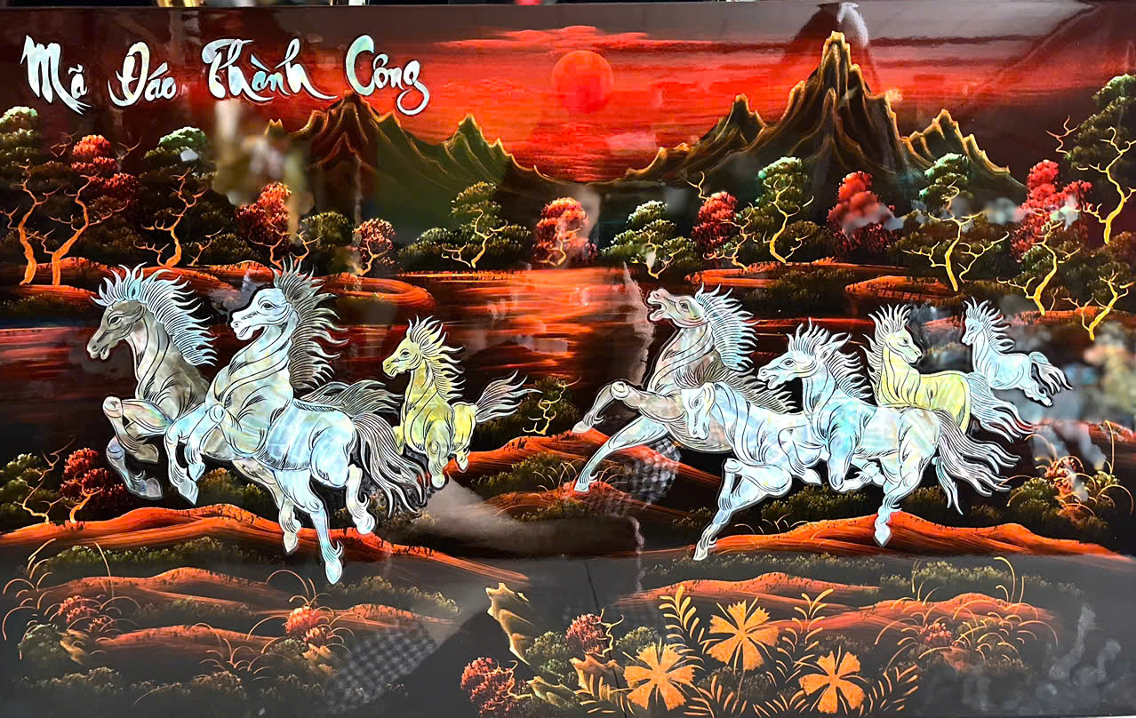 TRANG SƠN MÀI KHẢM XÀ CỪ MÃ ĐÁO THÀNH CÔNG kích thước 50x80 cm ( tặng kèm khung)