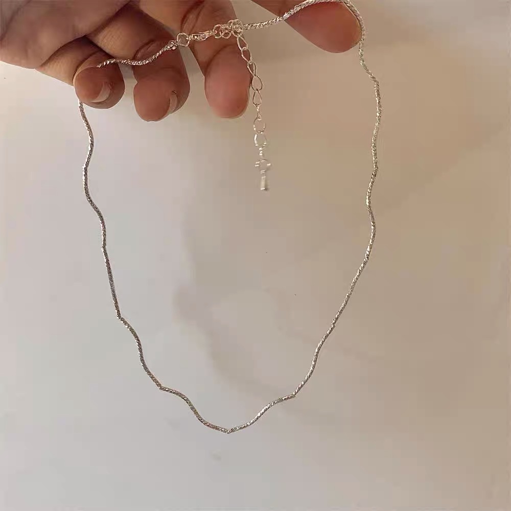 Vòng cổ chocker xoắn đơn giản