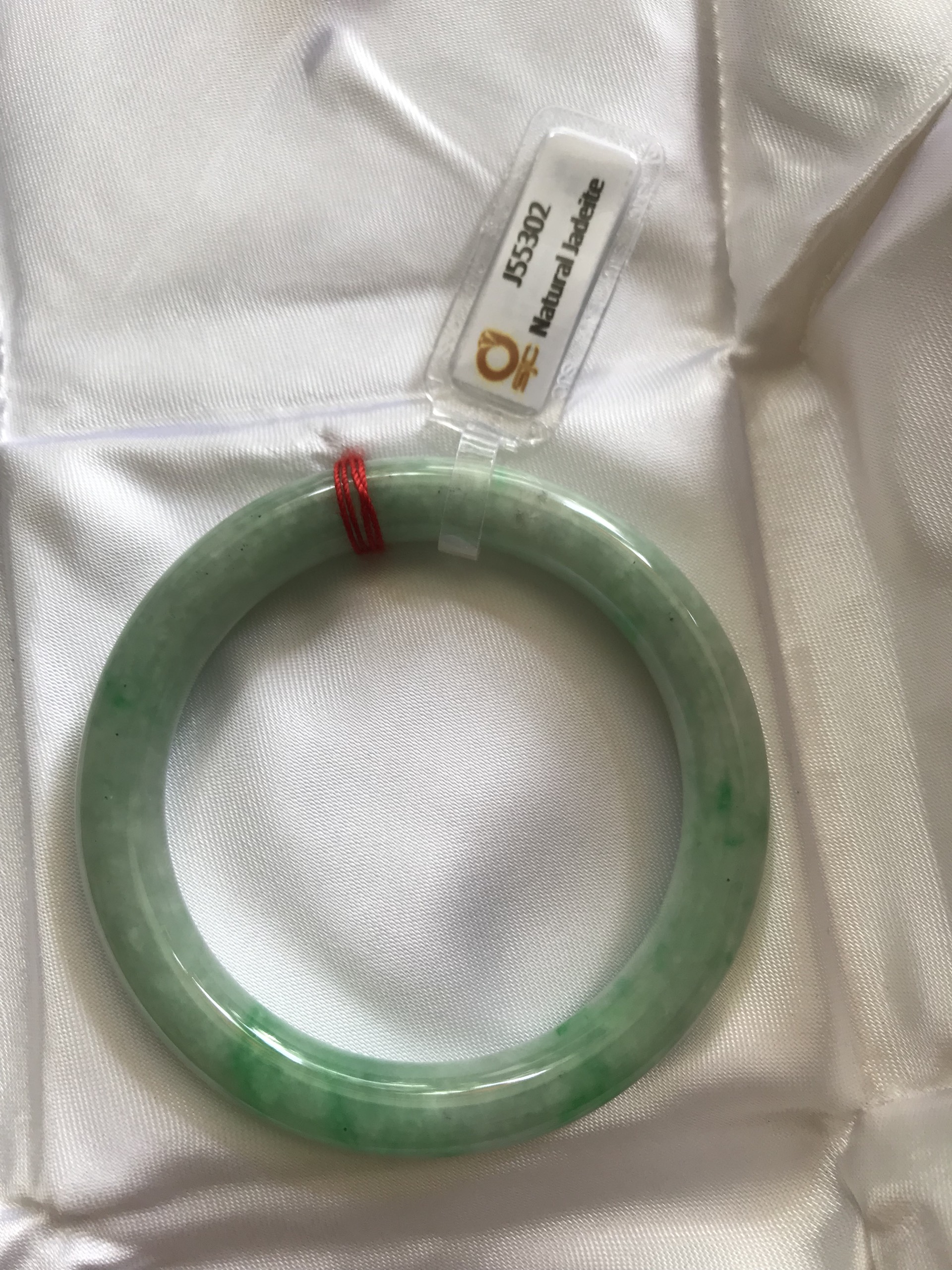 Vòng Cẩm Thạch tự nhiên Kiểm Định Sjc J55302 Xanh Đậu Lý A Sao Sao Sao Vip 49mm x chột 8mm Màu Trắng Xanh Bông đậu vân lý tươi đậm bóng đều đẹp sang nữ 45kg - 49kg đeo Món quà tặng thật sự ý nghĩa dành tặng cho chính bản thân mình, tặng Mẹ , Vợ ý nghĩa ạ